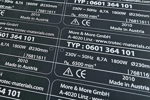 Plaques signalétiques en métal marquées au laser réalisées avec la machine de gravure laser Trotec pour le marquage industriel.