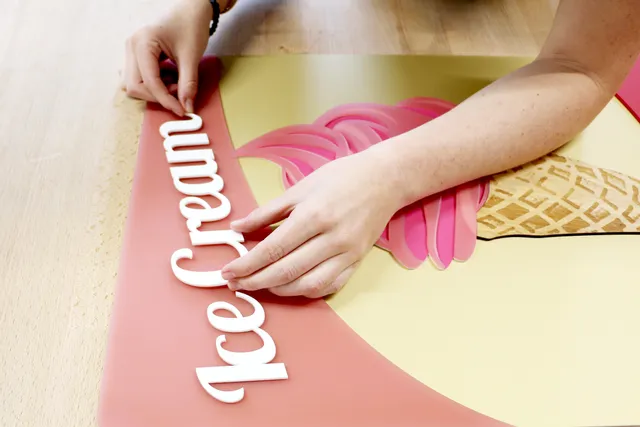 Application de lettres en acrylique découpées au laser sur une enseigne de crème glacée réalisée avec la machine de découpe laser Trotec CO₂.