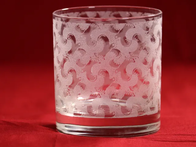 Verre gravé au laser avec un motif détaillé créé à l'aide de la machine de gravure laser Trotec CO₂.