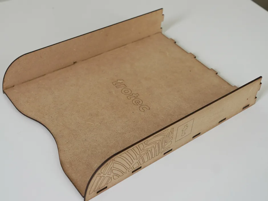 Vassoio portadocumenti in legno tagliato al laser con logo Trotec e design inciso, realizzato con la fresa laser Trotec CO₂.