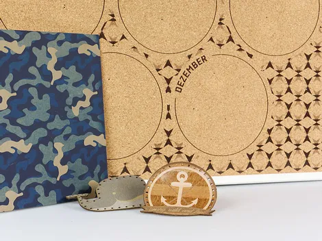 Calendario de corcho grabado por láser y accesorios fabricados con la cortadora láser Trotec CO₂