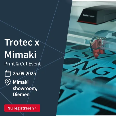 Trotec lasersnijder graveert vette letters op blauw materiaal op Print & Cut Event met Mimaki
