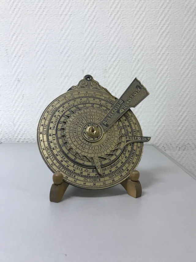 Astrologische Kalenderscheibe aus Messing mit aufwändigen Gravuren, möglicherweise mit einer Lasergraviermaschine von Trotec hergestellt