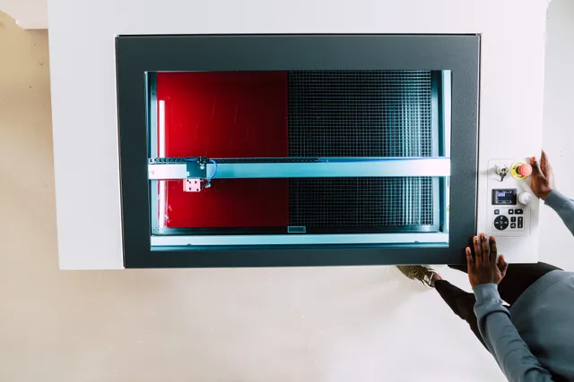 Een gebruiker met een lasersnijder uit de Trotec Speedy-serie met Ruby-software-interface