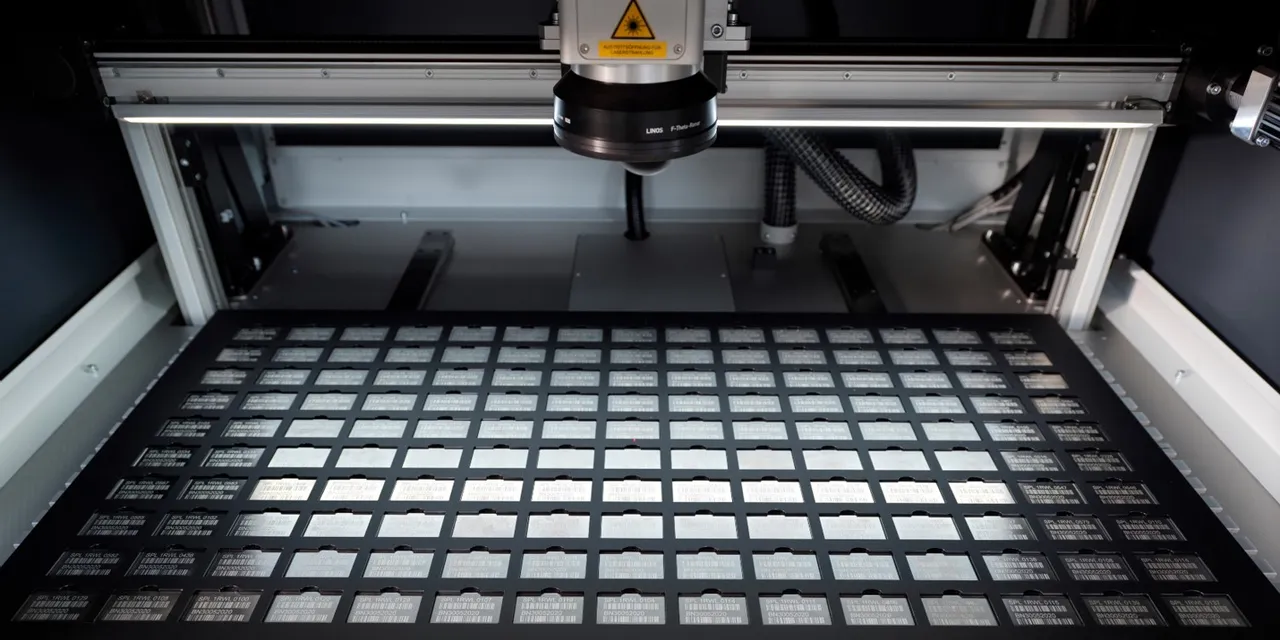 Znakowarka laserowa Trotec SpeedMarker precyzyjnie grawerująca metalowe tabliczki znamionowe.
