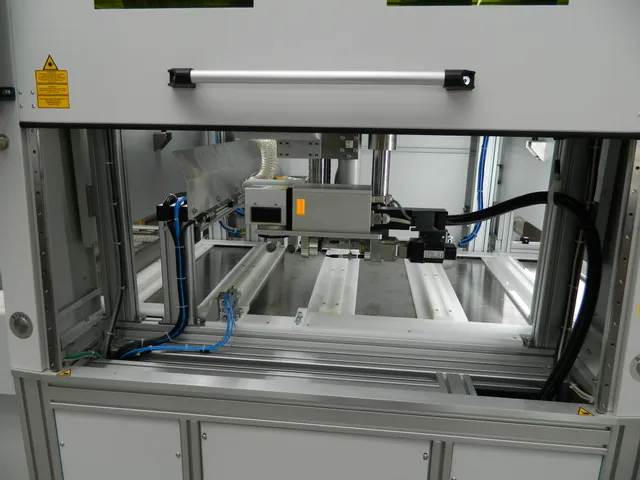 Mesin penandaan laser Trotec SpeedMarker dengan sistem konveyor otomatis untuk pengukiran industri