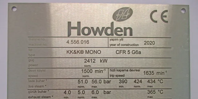 Plaque signalétique en métal avec les caractéristiques de la machine gravées à l'aide de la technologie de marquage laser Trotec.