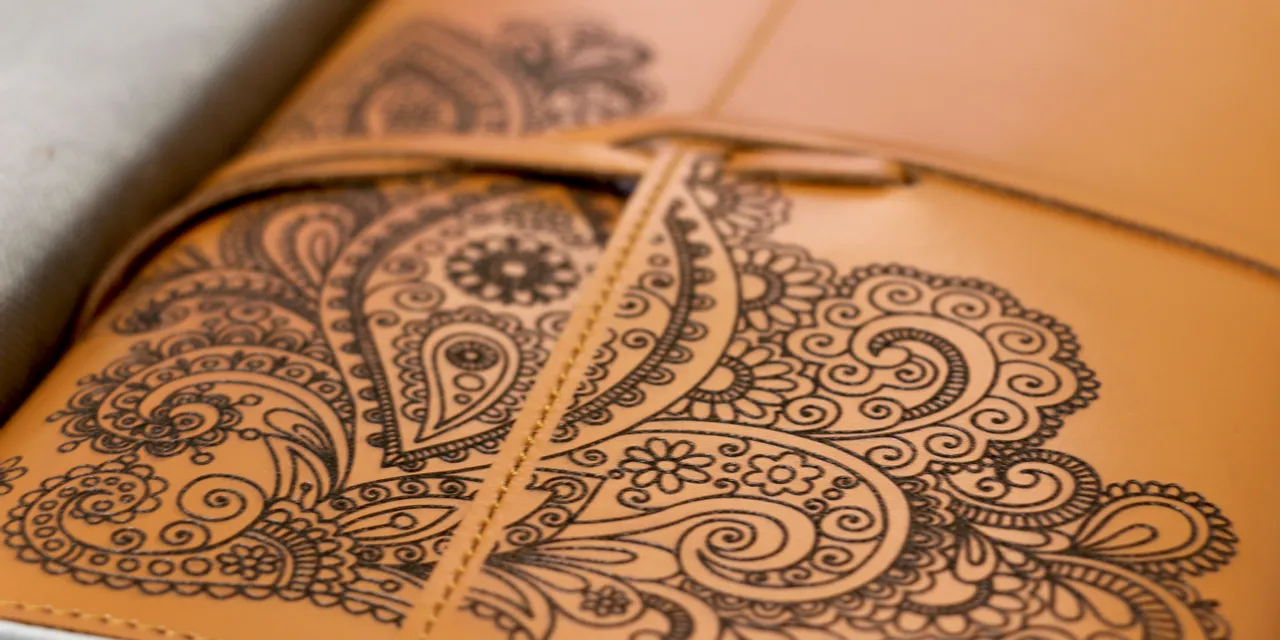 Sampul notebook kulit dengan desain paisley yang diukir secara mendetail menggunakan pemotong laser Trotec