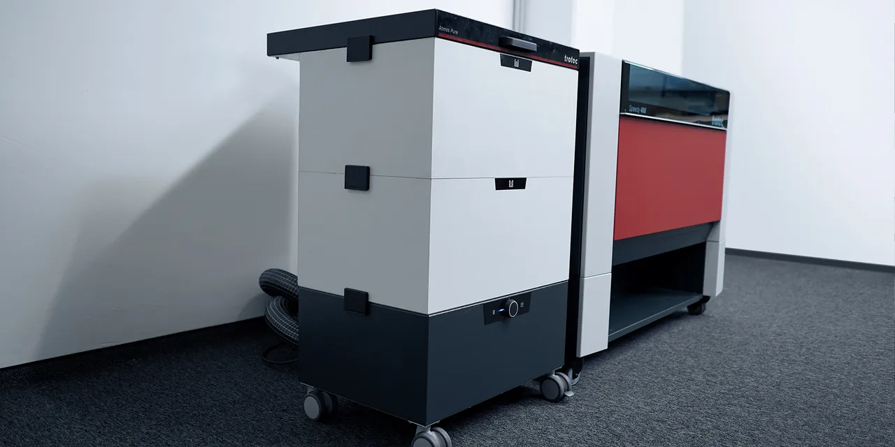Trotec Atmos Pure uitlaatsysteem aangesloten op Speedy 400 lasergraveermachine