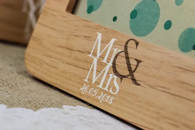 Marco para foto grabado con motivos de bodas