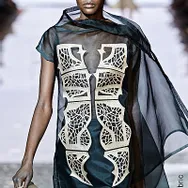 Robe en textile découpée au laser avec des détails de conception complexes créés à l'aide de la technologie de gravure laser Trotec.