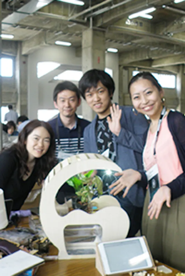 トロテック・レーザーカッターで製作した特注の木製ディスプレイをデザイン展示会で披露するグループ