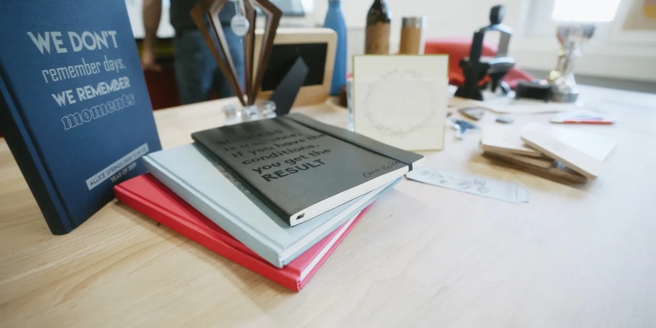 Lasergravierte Notizbücher und Geschenke mit Trotec CO₂ Laserschneider auf Holztisch hergestellt
