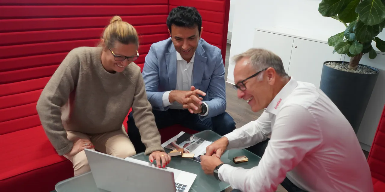 Zespół Trotec przegląda próbki grawerowane laserowo za pomocą oprogramowania Ruby® na laptopie.