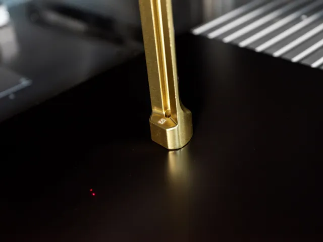 Ferramenta de foco do cortador a laser Trotec alinhada à superfície do material para gravação a laser CO₂ precisa