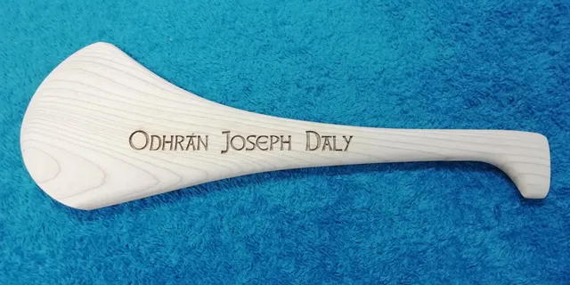 Hurley de madera grabada con nombre utilizando la máquina de grabado láser Trotec CO₂