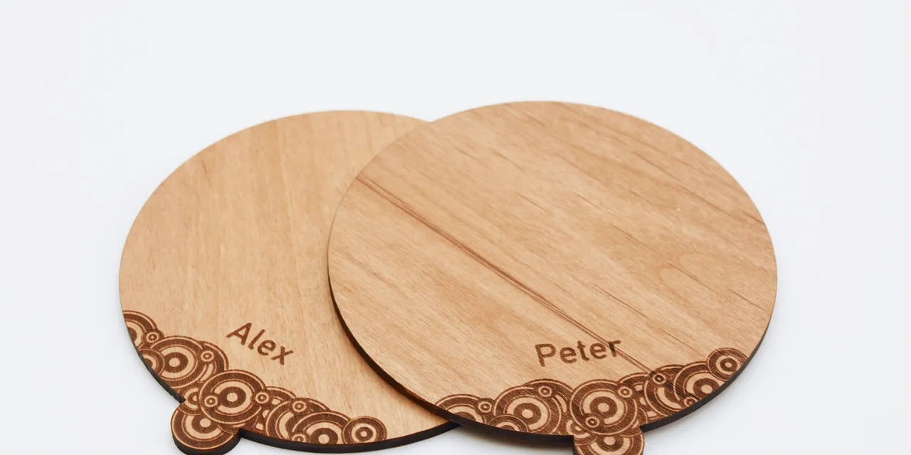 Gepersonaliseerde houten onderzetters met namen gegraveerd met Trotec CO₂ lasersnijder