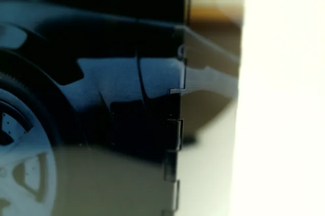 Bordo della scatola snodato in acrilico con tagli di precisione realizzati dalla taglierina laser Trotec CO₂.