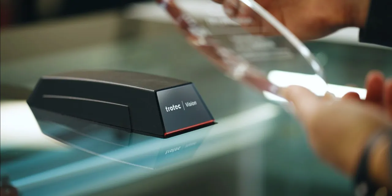 El sistema de cámaras Trotec Vision escanea la pieza acrílica para una alineación precisa del grabado por láser