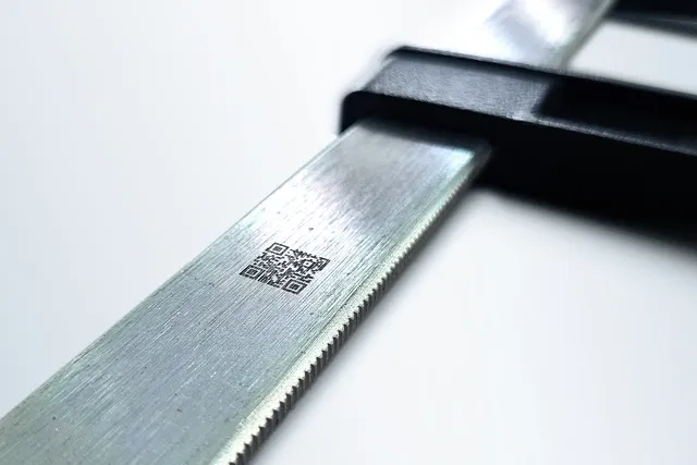 卓泰克激光在金属卡尺工具上打标精确的 QR 码
