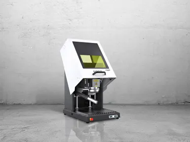 Machine de marquage laser Trotec Rayjet avec couvercle de protection et composants de gravure de précision.