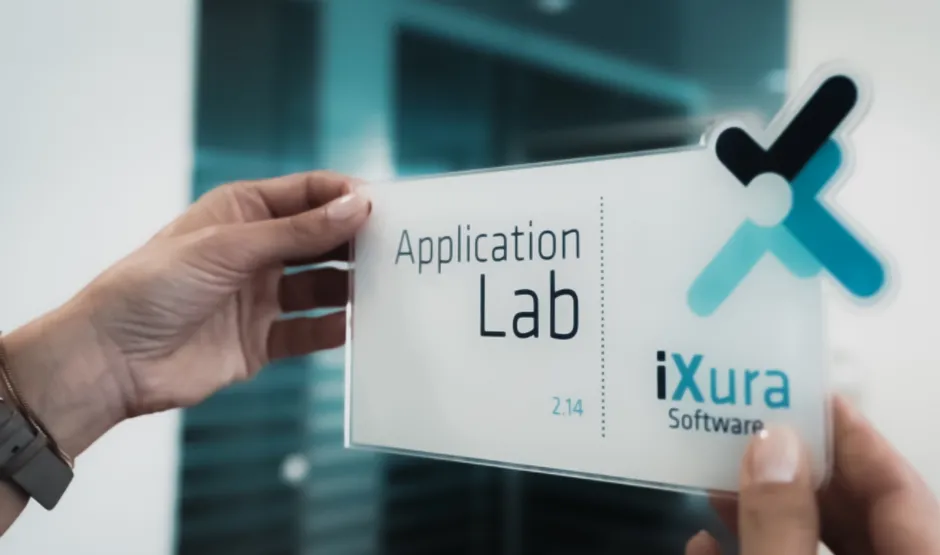 Trotec lazer kesici ile oluşturulan Uygulama Laboratuvarı için lazerle oyulmuş akrilik ofis tabelası