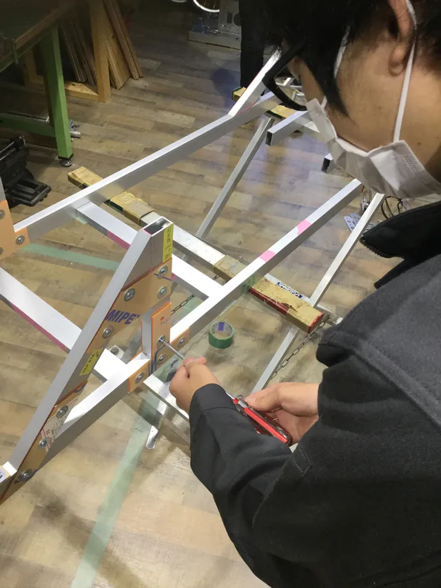 京都市立京都工学院高等学校の学生が制作している様子