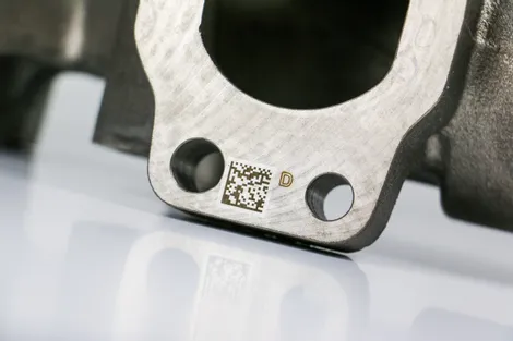 Marcação a laser da Trotec em peça de metal com código Data Matrix usando o laser de fibra SpeedMarker