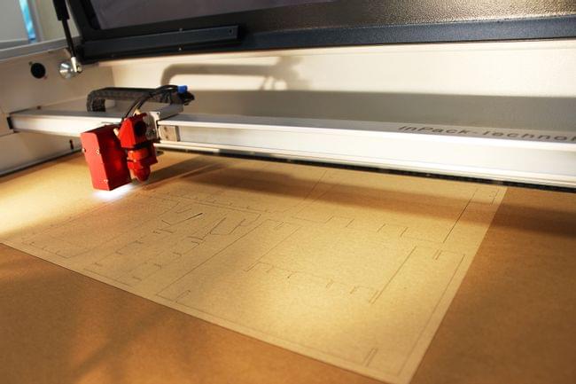Corte de cart¢n con l ser para hacer muebles