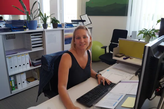 Trotec werknemer aan het werk op kantoor met Ruby softwaredocumenten en koffiemok met logo