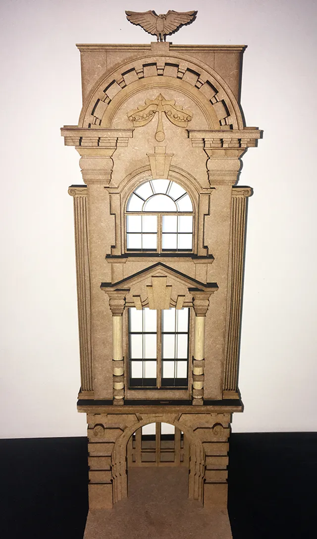 Modello architettonico della facciata di un edificio tagliato al laser con la fresa laser CO₂ della serie Speedy di Trotec.