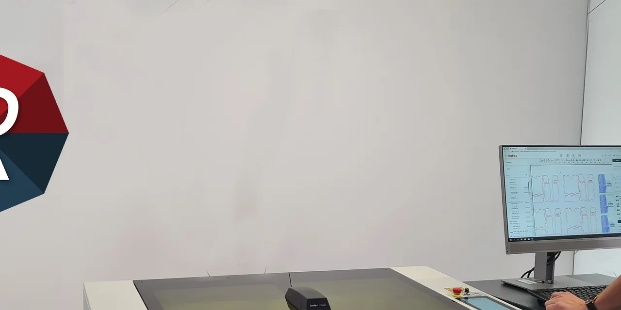 Un utilisateur faisant fonctionner une machine de découpe laser Trotec avec l’interface logicielle Ruby à l’écran