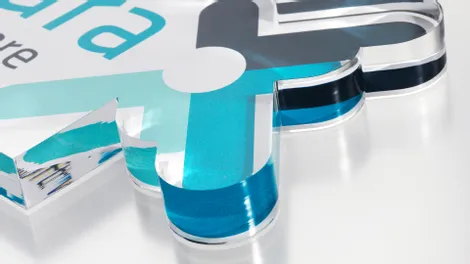 トロテックCO₂レーザーカッターで切断面をレーザーカットしたアクリル看板。