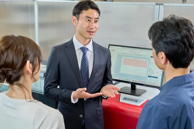 ワークステーションでお客さまにレーザーソフトウェアRubyの機能を説明するトロテック・レーザー担当者