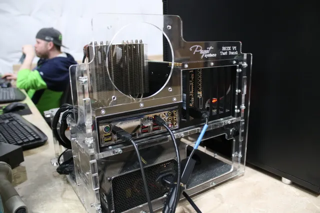 Open-air PC-testbank van Puget Systems met zichtbare GPU en koelhardware op een bureauopstelling