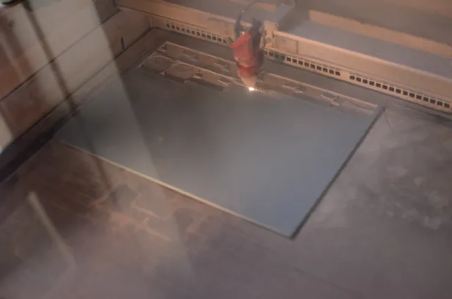 Trotec CO₂ Laserschneider graviert detaillierte Designs auf Blechoberflächen