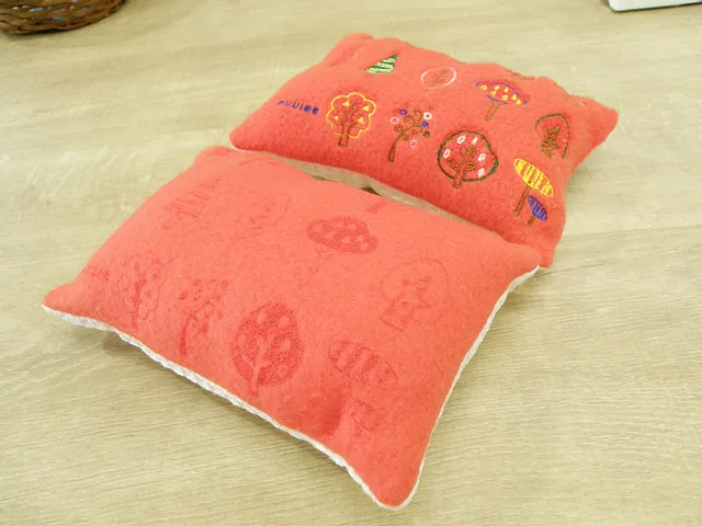 トロテック・CO₂レーザー彫刻機でツリーをデザインした赤いフェルト枕