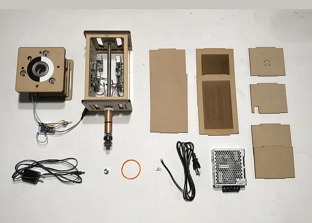 トロテック・スタイルのDIY彫刻機を組み立てるために並べられたレーザーカッター部品とMDFパネル