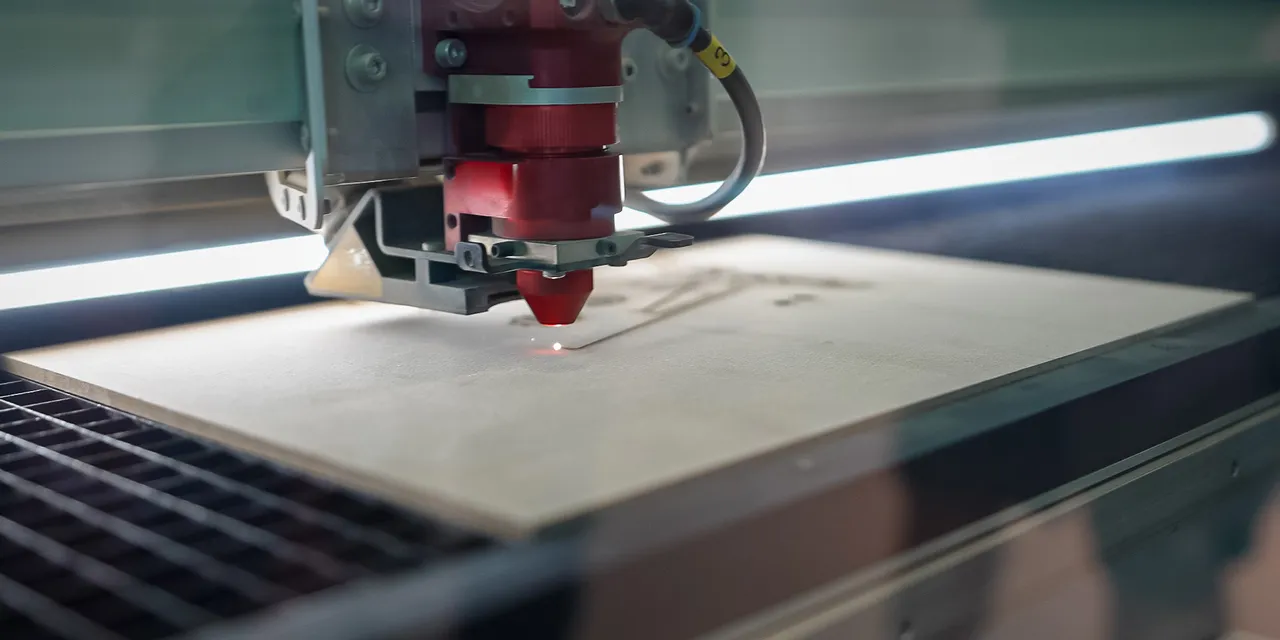 Trotec CO₂ Laserschneider graviert ein präzises Design auf eine Holzplatte