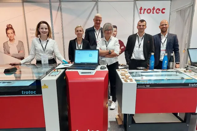 Zespół Trotec na stoisku targowym prezentuje grawerkę laserową Speedy 100 z oprogramowaniem Ruby.