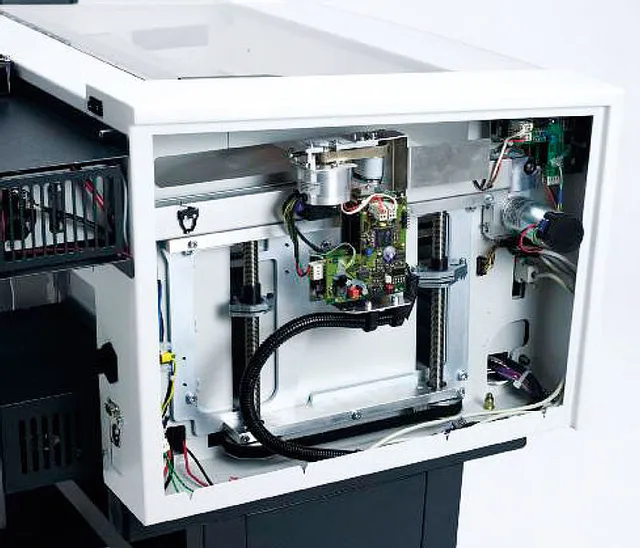 部品と配線を示すトロテック・SpeedyシリーズCO₂レーザー彫刻機の内部ハードウェア