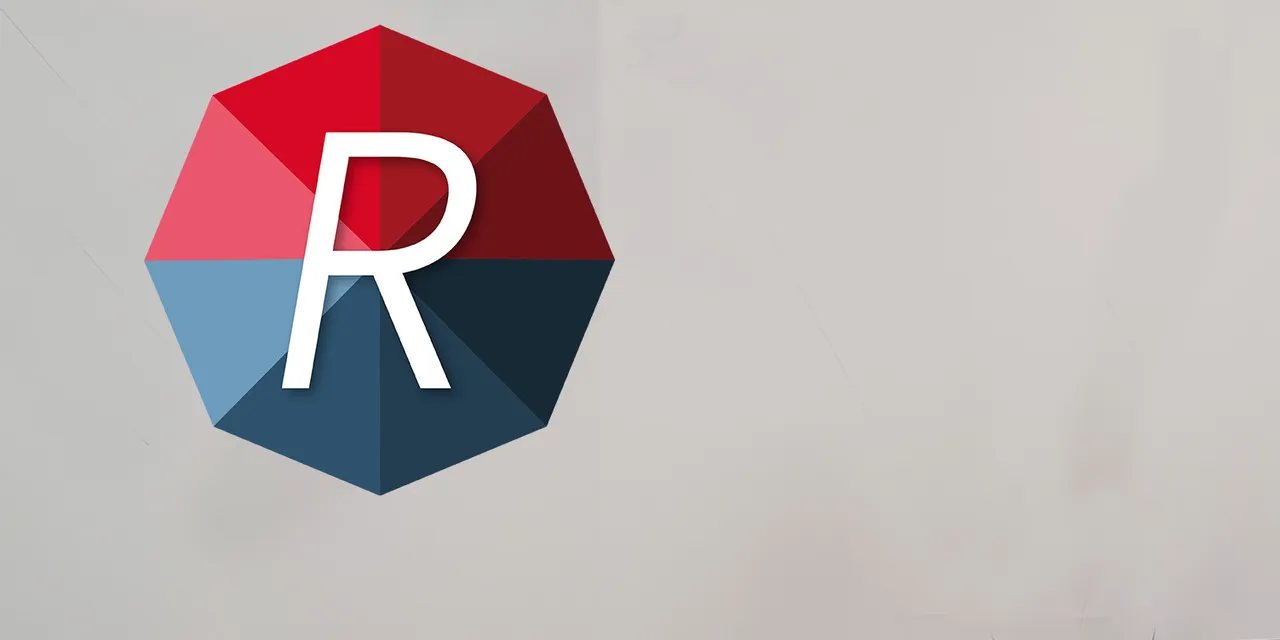 Gebruiker bedient Trotec lasersnijder met Ruby software-interface op monitor