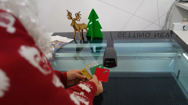 Trotec Vision Kamerasystem mit weihnachtlichen Acrylmustern beim Laserschneider