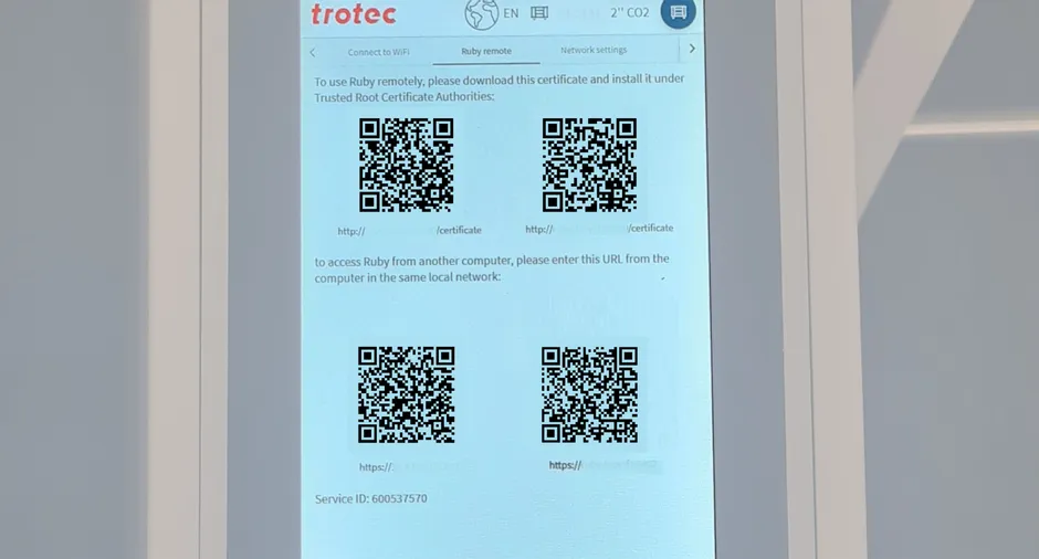 Der Bildschirm der Trotec Laser Schnittstelle zeigt die Einrichtung des Ruby® Fernzugriffs mit QR-Codes und CO₂-Lasereinstellungen