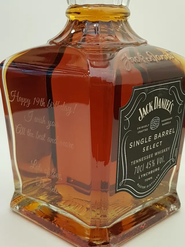 Trotec lasergravure op Jack Daniel's whiskyfles met Speedy CO₂-laser uit de serie