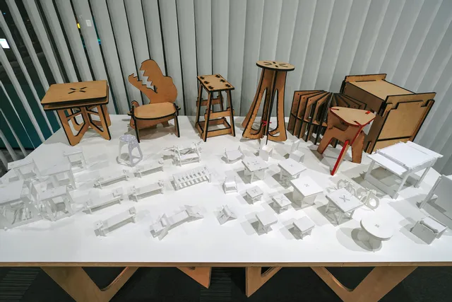 秋田公立美術大学：トレーザー加工機を使用した作品「Knock Down Chair 2020」