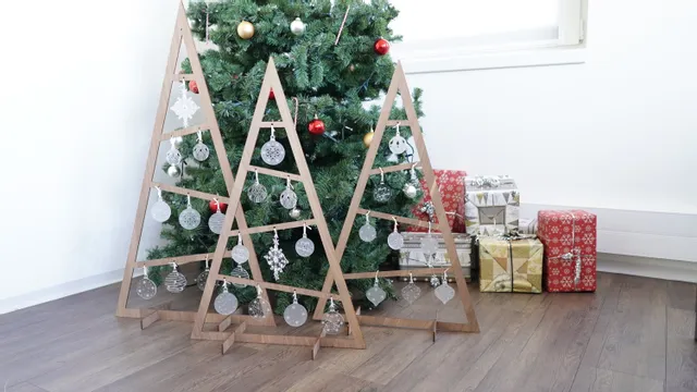 Sapins de Noël en bois découpés au laser avec des ornements en acrylique gravés, réalisés à l'aide de la machine de découpe laser Trotec.
