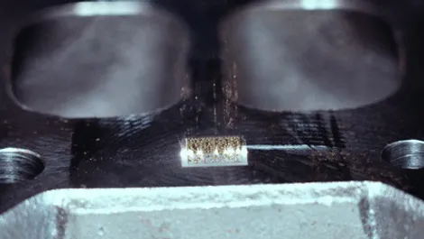 Trotec lasermärkningsmaskin för gravering av fin kod på metallkomponentens yta