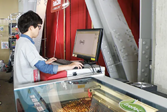ワークステーションでRubyソフトウェアを使ってトロテック・Speedyシリーズレーザー彫刻機を操作するオペレーター