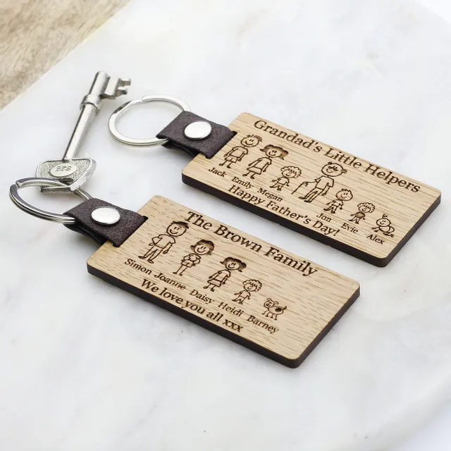 Personalisierte Schlüsselanhänger aus Holz, lasergraviert mit Illustrationen der Familie mit Hilfe der Trotec CO₂-Lasertechnologie
